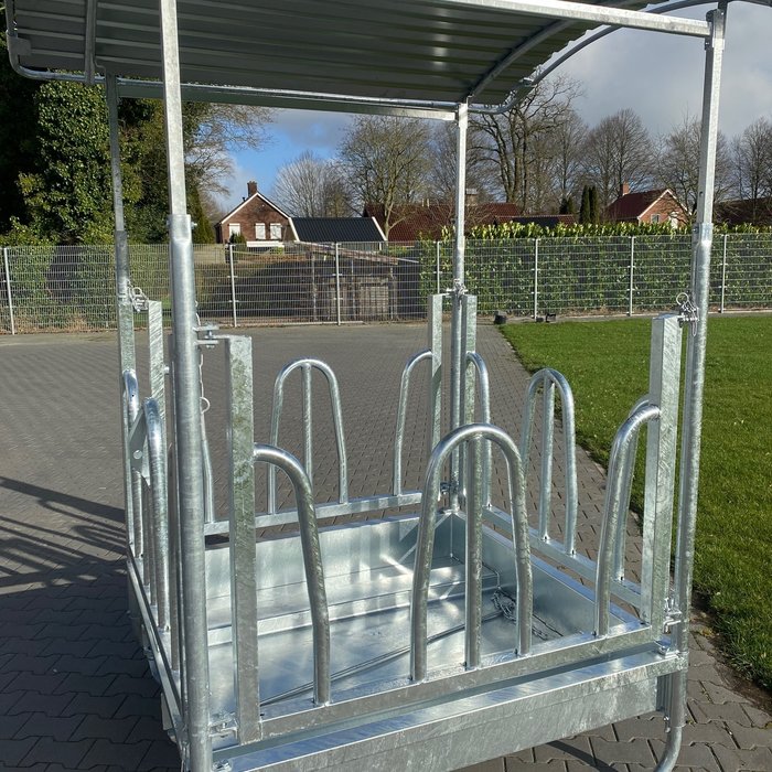 Animal Fences Grote en zeer robuuste hooiruif met zweeds voerhek 8 voerplaatsen 150*150 cm.