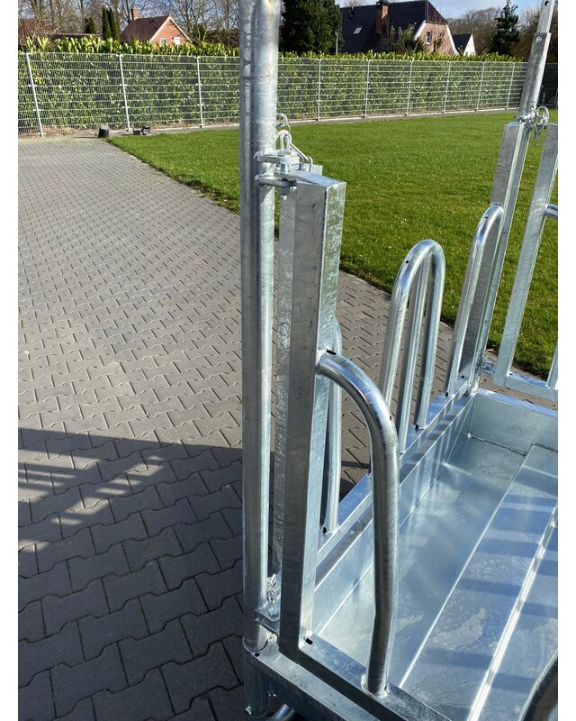 Animal Fences Grote en zeer robuuste hooiruif met zweeds voerhek 8 voerplaatsen 150*150 cm.