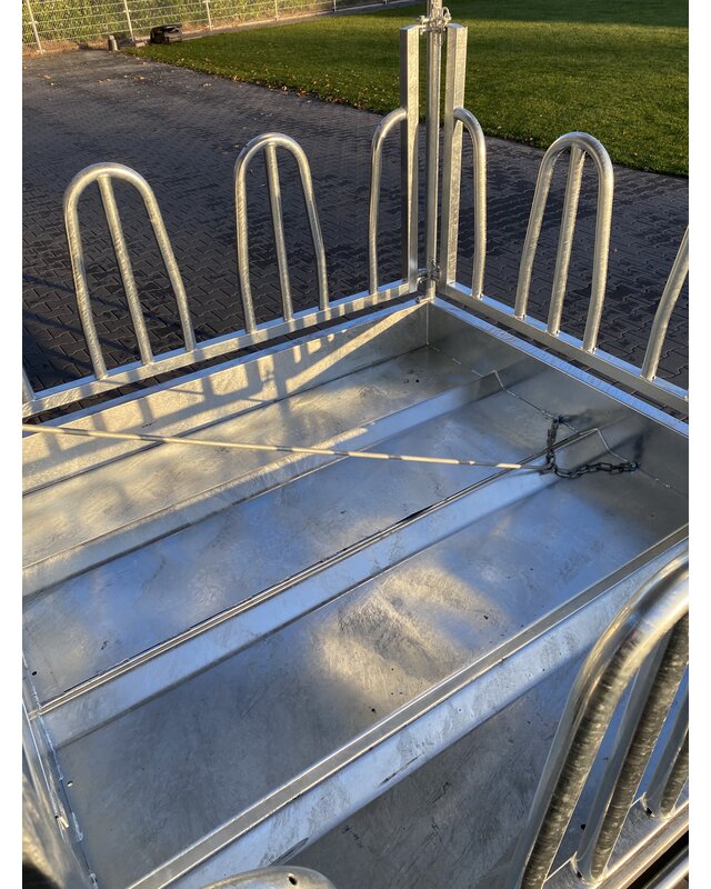 Animal Fences Grote en zeer robuuste hooiruif met zweeds voerhek 12 voerplaatsen 200*200 cm.