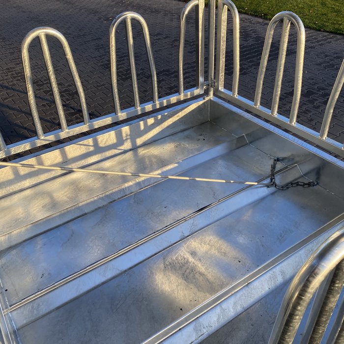 Animal Fences Grote en zeer robuuste hooiruif met zweeds voerhek 12 voerplaatsen 200*200 cm.