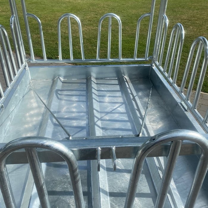 Animal Fences Grote en zeer robuuste hooiruif met zweeds voerhek 14 voerplaatsen 250*200 cm.