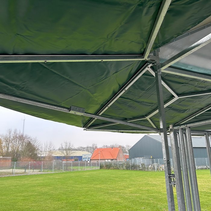 Patura Klimaatruif paarden veiligheidsvoerhek en groot klimatiseringsdak van 36m2.