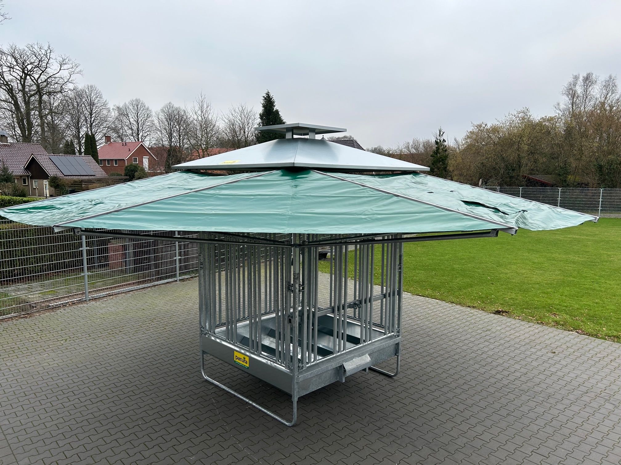 Grote hooiruiven met klimatiseringsdak van 36m2