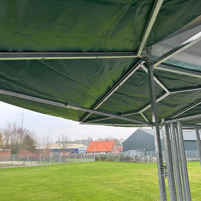 Patura Klimaatruif met diagonaal voerhek en groot klimatiseringsdak van 36m2.