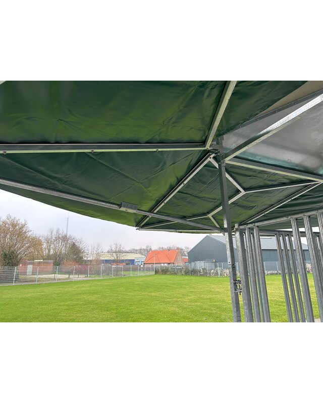 Patura Klimaatruif met zweeds voerhek en groot klimatiseringsdak van 36m2.