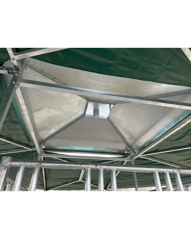 Patura Klimaatruif palissade voerhek en groot klimatiseringsdak van 36m2.