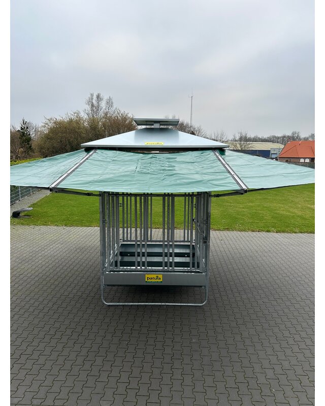 Patura Klimaatruif palissade voerhek en groot klimatiseringsdak van 36m2.