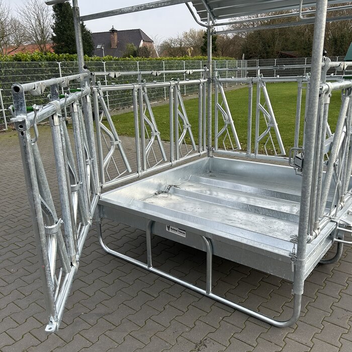 Animal Fences Grote en zeer robuuste hooiruif met zelfsluitend voerhek 12 voerplaatsen 200*200 cm.