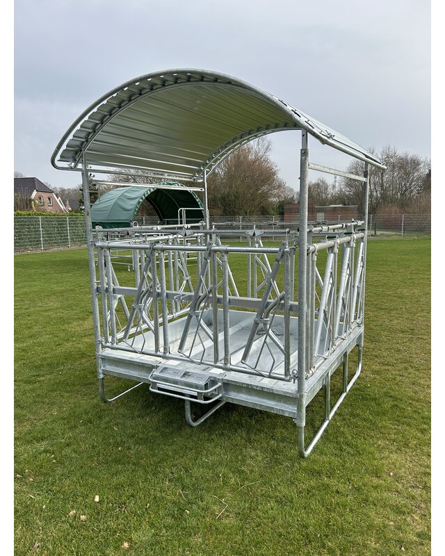 Animal Fences Grote en zeer robuuste hooiruif met zelfsluitend voerhek 12 voerplaatsen 200*200 cm.