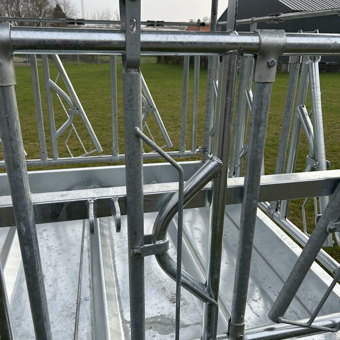 Animal Fences Grote en zeer robuuste hooiruif met zelfsluitend voerhek 12 voerplaatsen 200*200 cm.