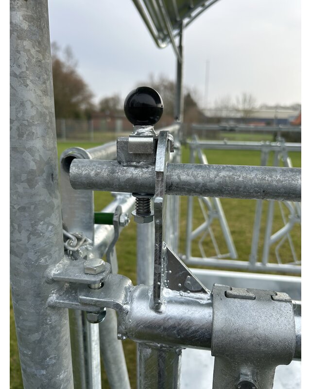 Animal Fences Grote en zeer robuuste hooiruif met zelfsluitend voerhek 12 voerplaatsen 200*200 cm.