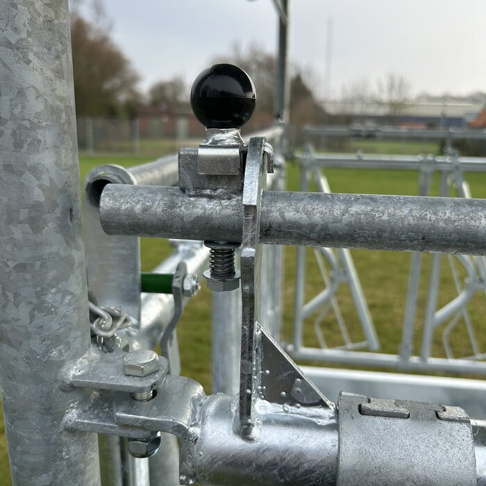 Animal Fences Grote en zeer robuuste hooiruif met zelfsluitend voerhek 12 voerplaatsen 200*200 cm.