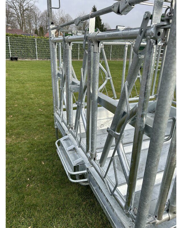 Animal Fences Grote en zeer robuuste hooiruif met zelfsluitend voerhek 12 voerplaatsen 200*200 cm.