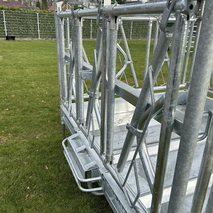 Animal Fences Grote en zeer robuuste hooiruif met zelfsluitend voerhek 12 voerplaatsen 200*200 cm.