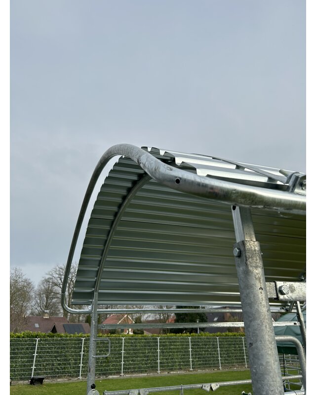 Animal Fences Grote en zeer robuuste hooiruif met zelfsluitend voerhek 12 voerplaatsen 200*200 cm.