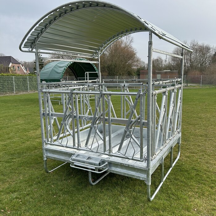 Animal Fences Grote en zeer robuuste hooiruif met zelfsluitend voerhek 12 voerplaatsen 200*200 cm.