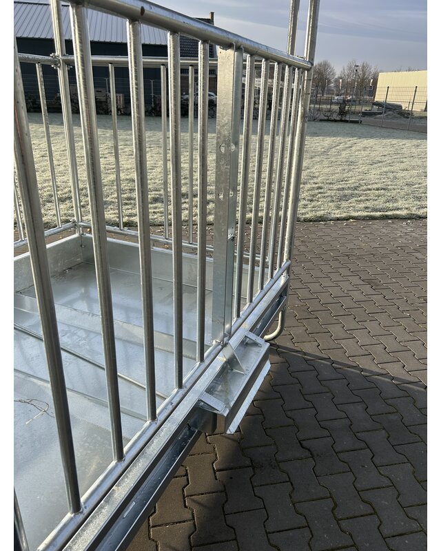 Animal Fences Grote vierkante hooiruif met dak ideaal voor ronde balen