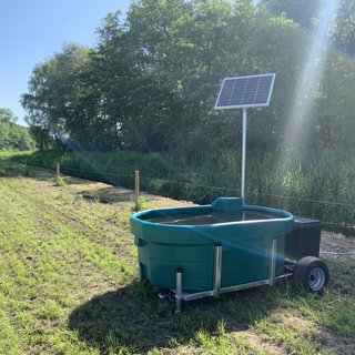 Suevia Solar weidedrinkbak 1000 ltr. oppervlaktepomp en wagen met trekdissel
