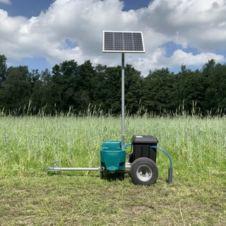 Suevia Solar weidedrinkbak 80 ltr. bronpomp en wagen met trekdissel