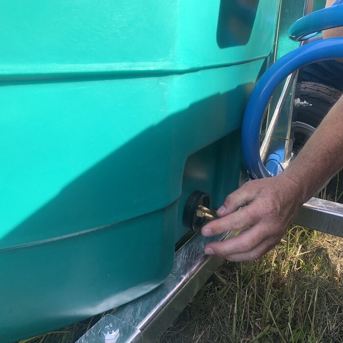 Suevia Solar weidedrinkbak 80 ltr. bronpomp en wagen met trekdissel