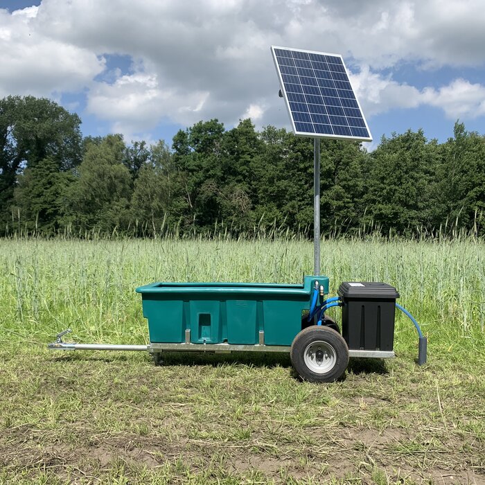 Suevia Solar weidedrinkbak 200 ltr. bronpomp en wagen met trekdissel