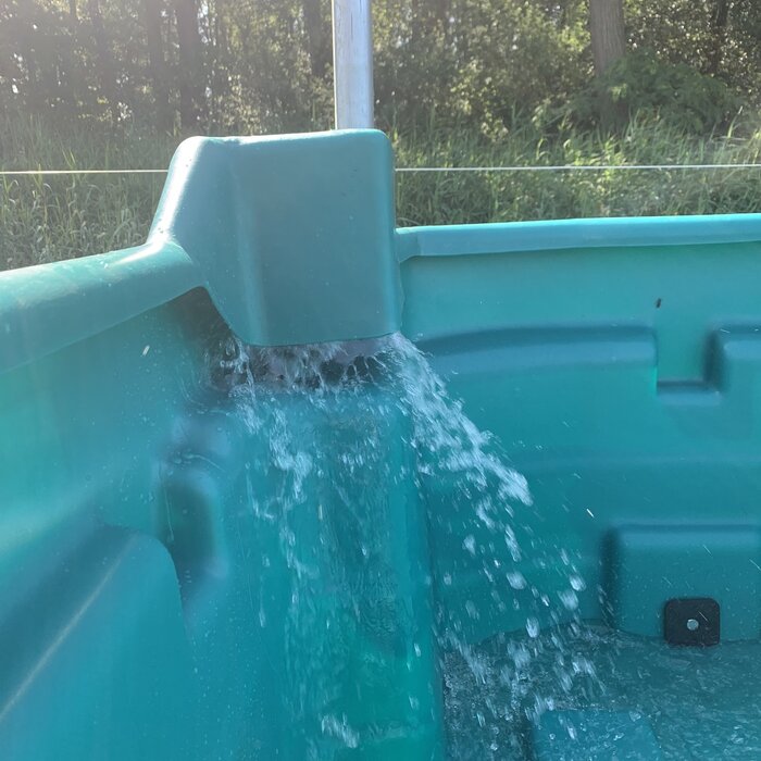 Suevia Solar weidedrinkbak 600 ltr. bronpomp en wagen met trekdissel