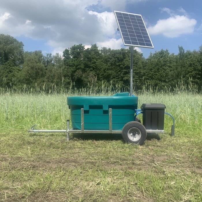 Suevia Solar weidedrinkbak 600 ltr. bronpomp en wagen met trekdissel