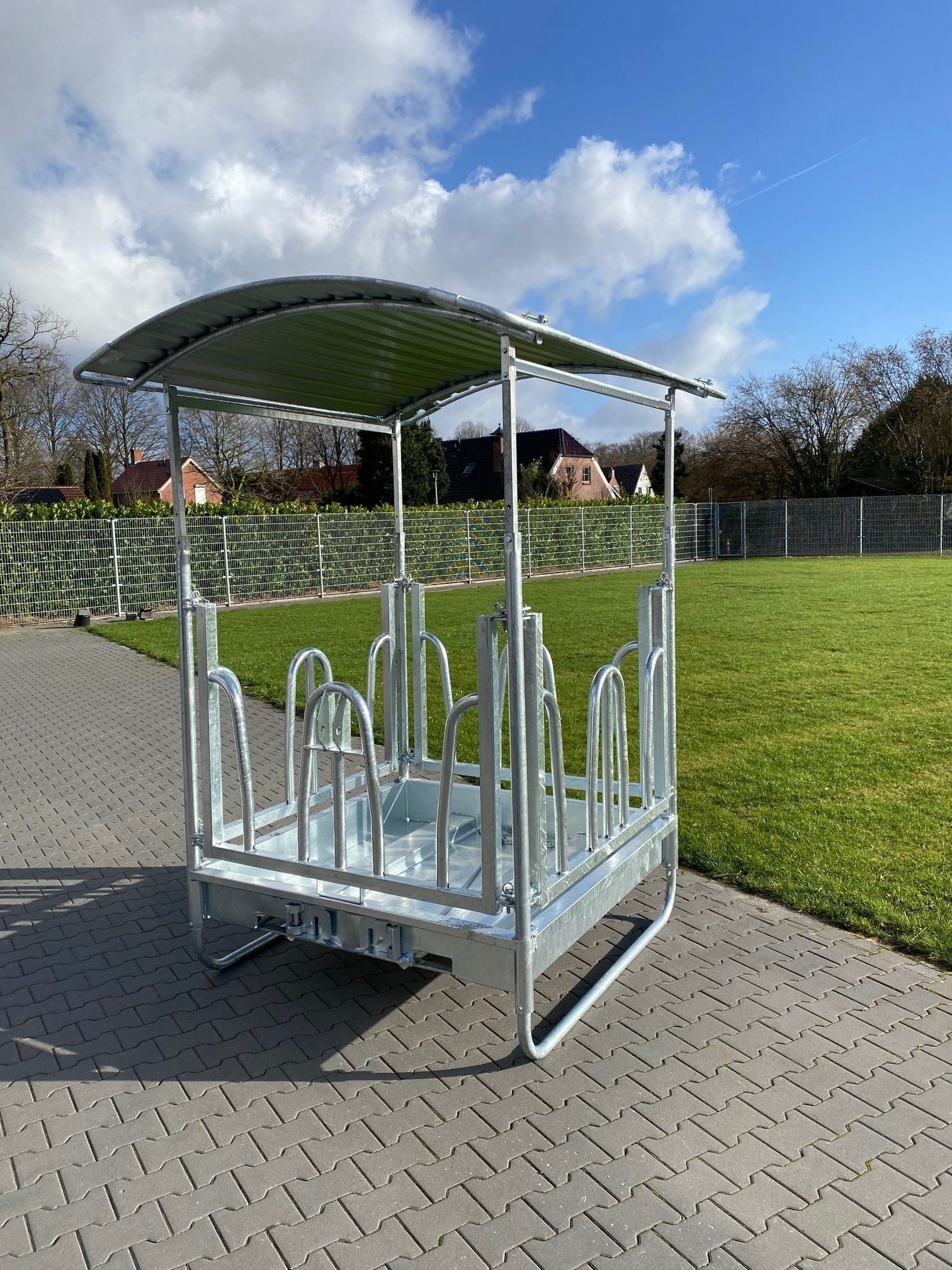 Animal Fences Combideal! Hooiruif met dak 8 voerplaatsen  met 30m2 Sterke Paddocktegels