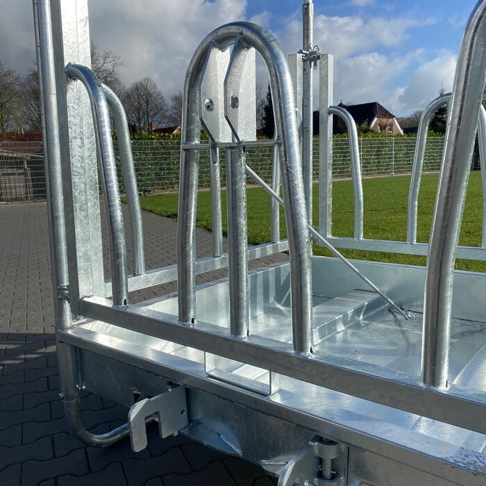 Animal Fences Combideal 1!! vierkante Hooiruif met dak en 8 voerplaatsen + 30 m2 Sterke Paddocktegels