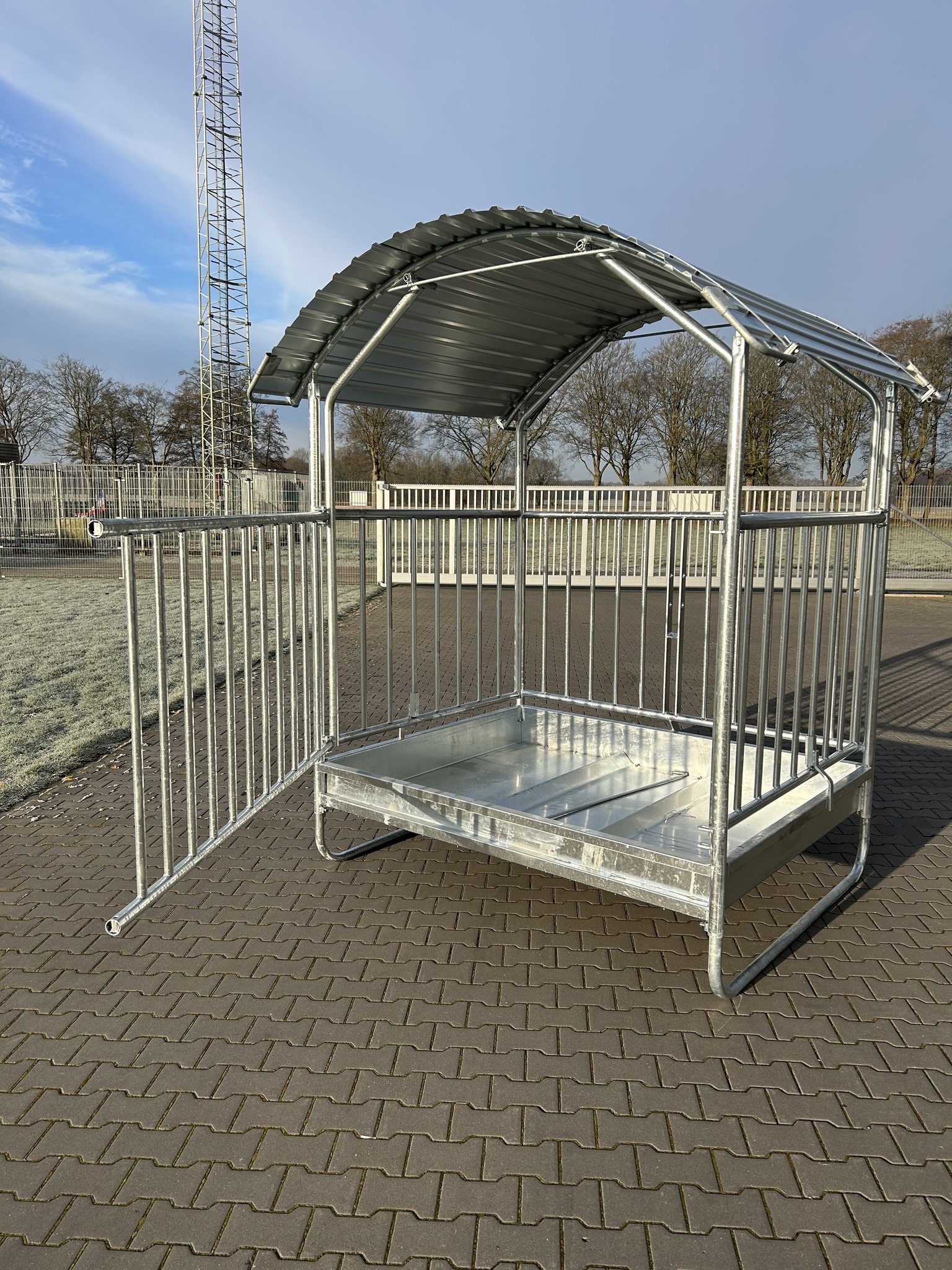 Animal Fences SHOWMODEL!! Grote vierkante hooiruif met dak ideaal voor ronde balen
