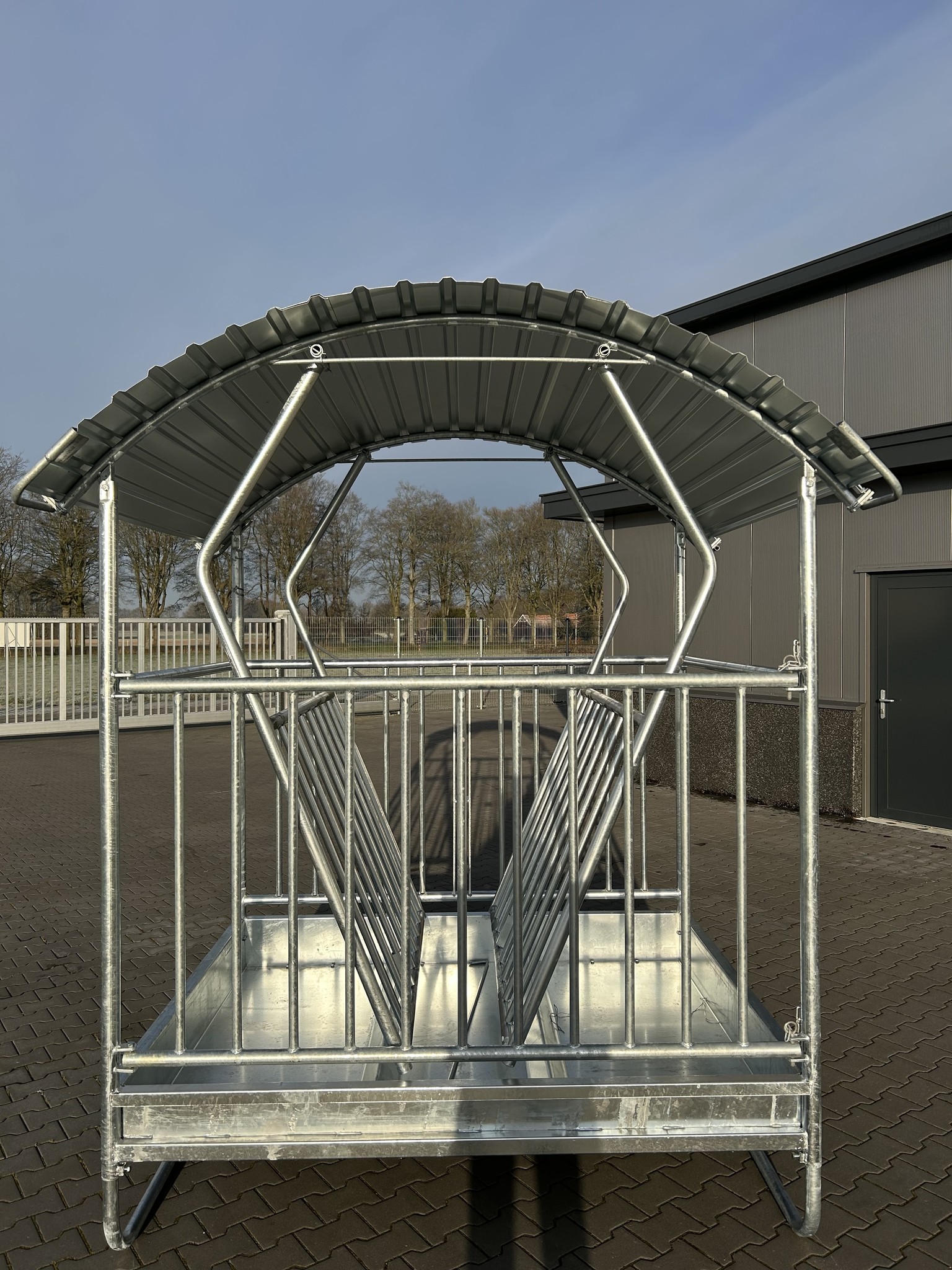 Animal Fences SHOWMODEL!! Grote vierkante hooiruif met dak ideaal voor ronde balen