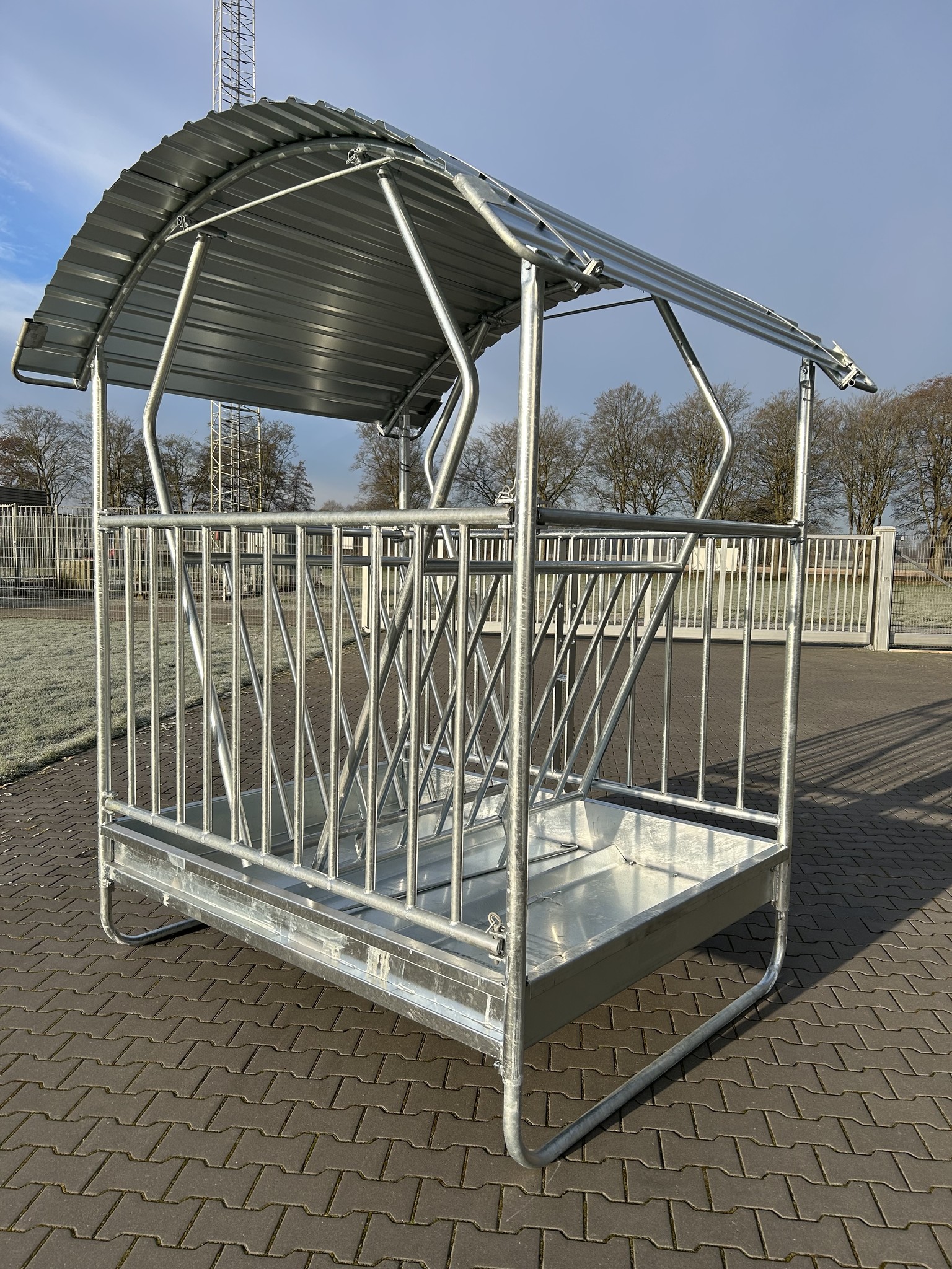 Animal Fences SHOWMODEL!! Grote vierkante hooiruif met dak ideaal voor ronde balen