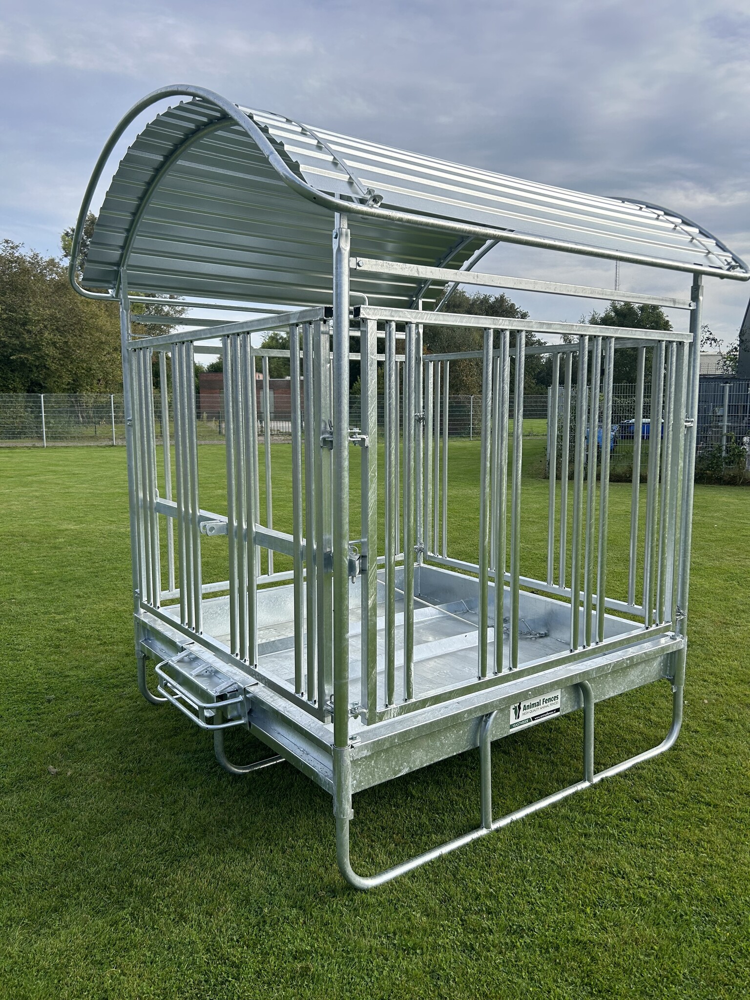 Vierkante hooiruiven met dak