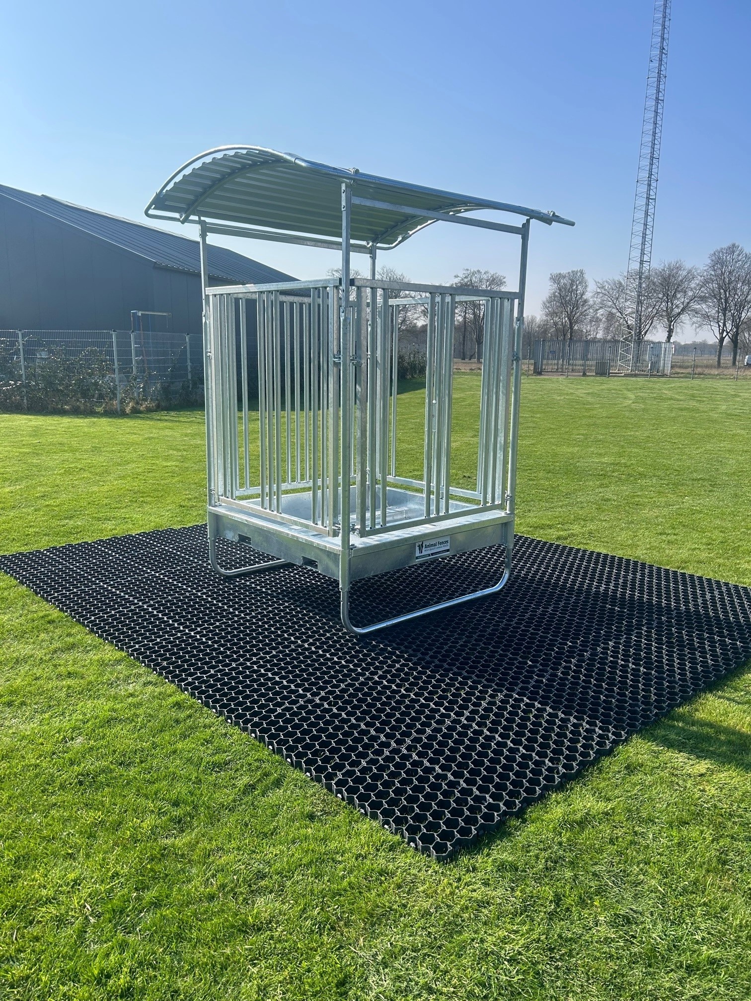 Animal Fences COMBIDEAL! Grote en zeer robuuste hooiruif recht voerhek incl.  30m2 paddocktegels!