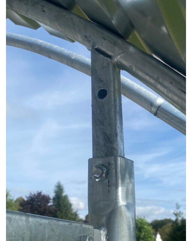 Animal Fences Zeer grote en robuuste hooiruif met zweeds voerhek 16 voerplaatsen 300*200 cm.