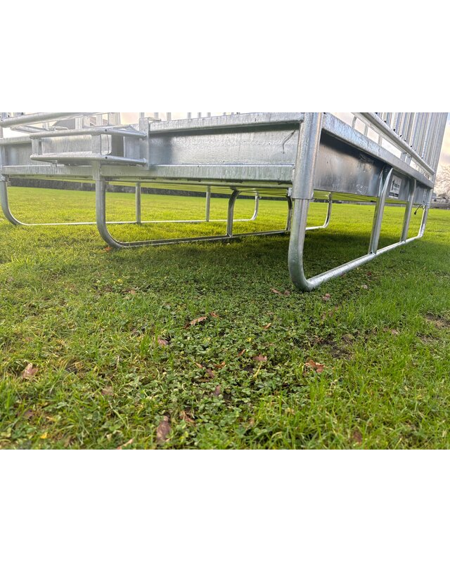 Animal Fences Zeer grote en robuuste hooiruif met zweeds voerhek 16 voerplaatsen 300*200 cm.