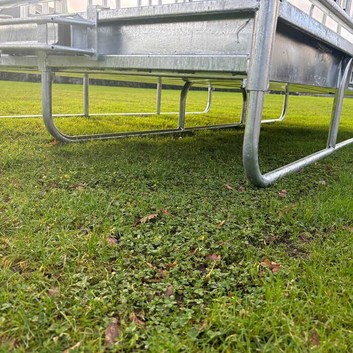 Animal Fences Zeer grote en robuuste hooiruif met zweeds voerhek 16 voerplaatsen 300*200 cm.