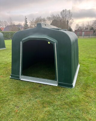 Animal Fences Kunststof schuilstal 240x225x190 cm.