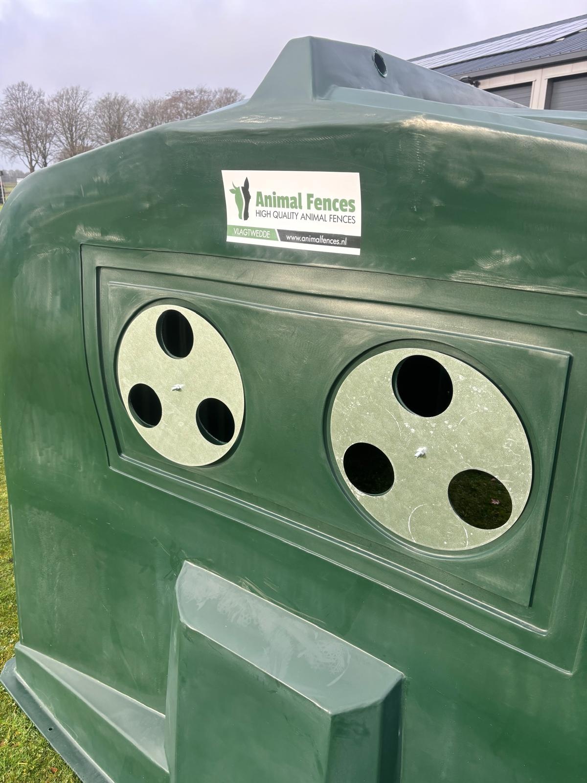 Animal Fences Kunststof schuilstal 240x225x190 cm