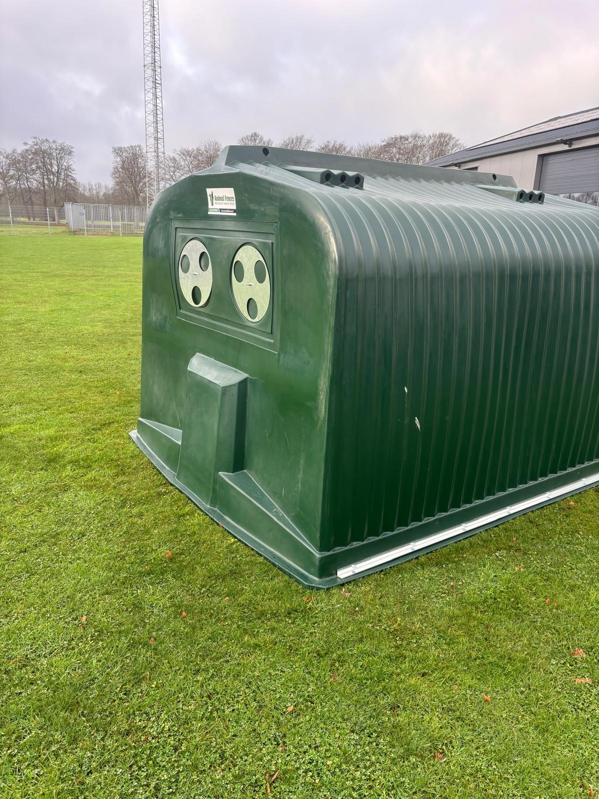 Animal Fences Kunststof schuilstal 300x240x200 cm.