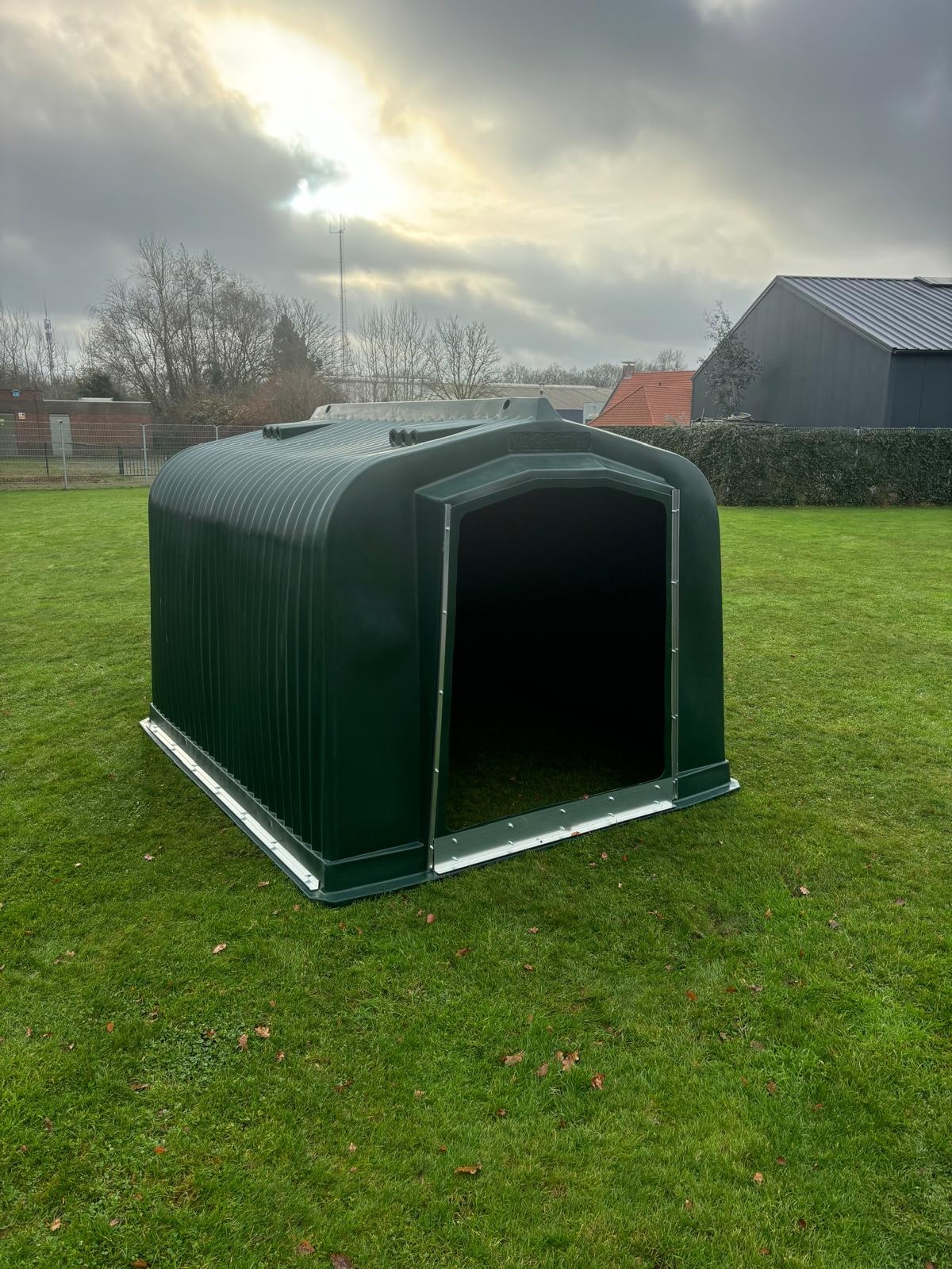 Animal Fences Kunststof schuilstal 300x240x200 cm.