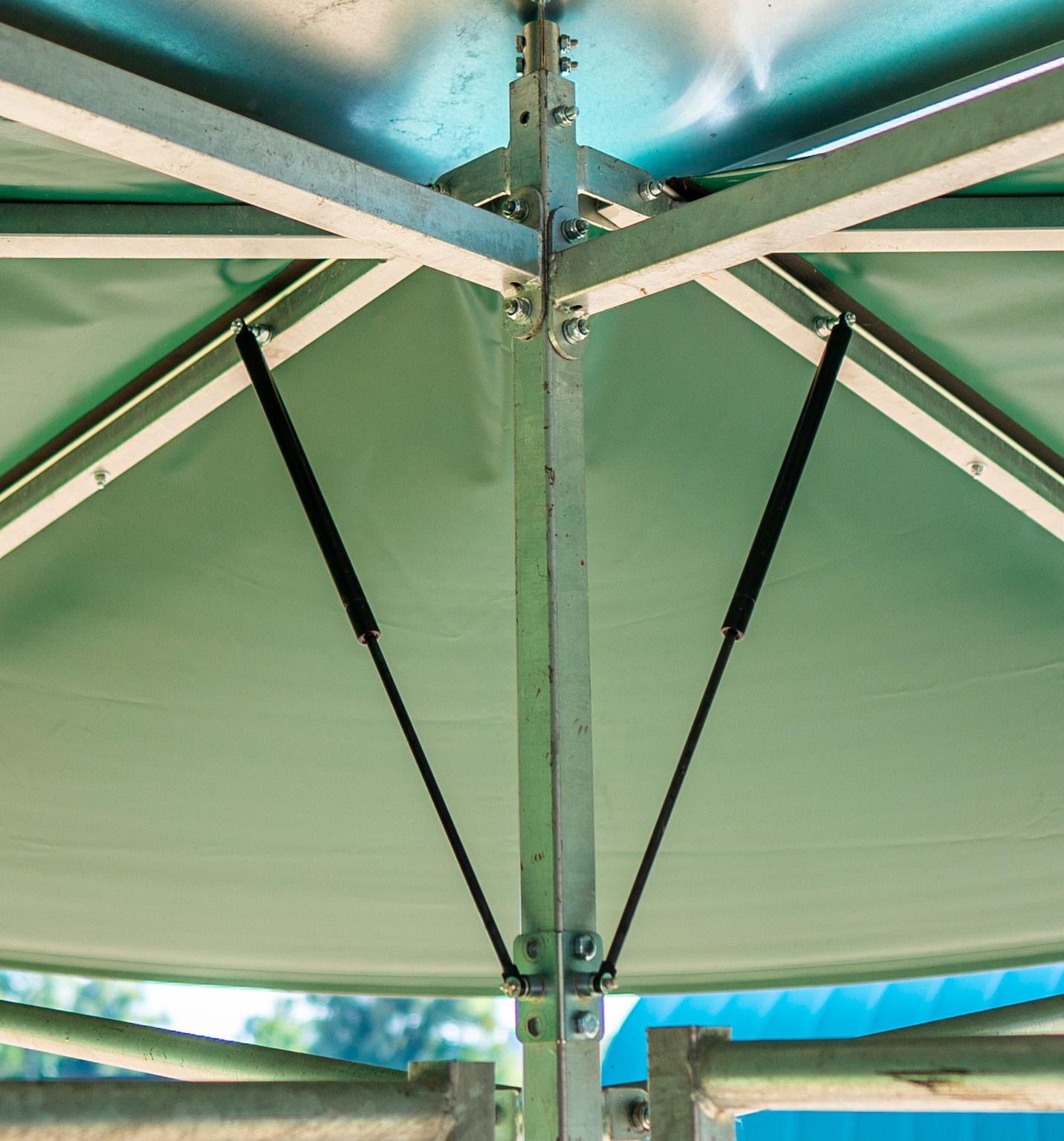 Patura Mounting set for gas pressure cylinder for weather protective feeder