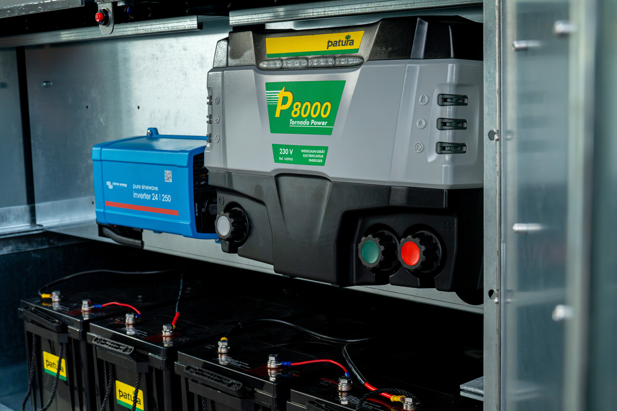 Patura P8000 with Safety Box XXL, Solar Panel 480 W + 4x super glass mat battery 200 Ah