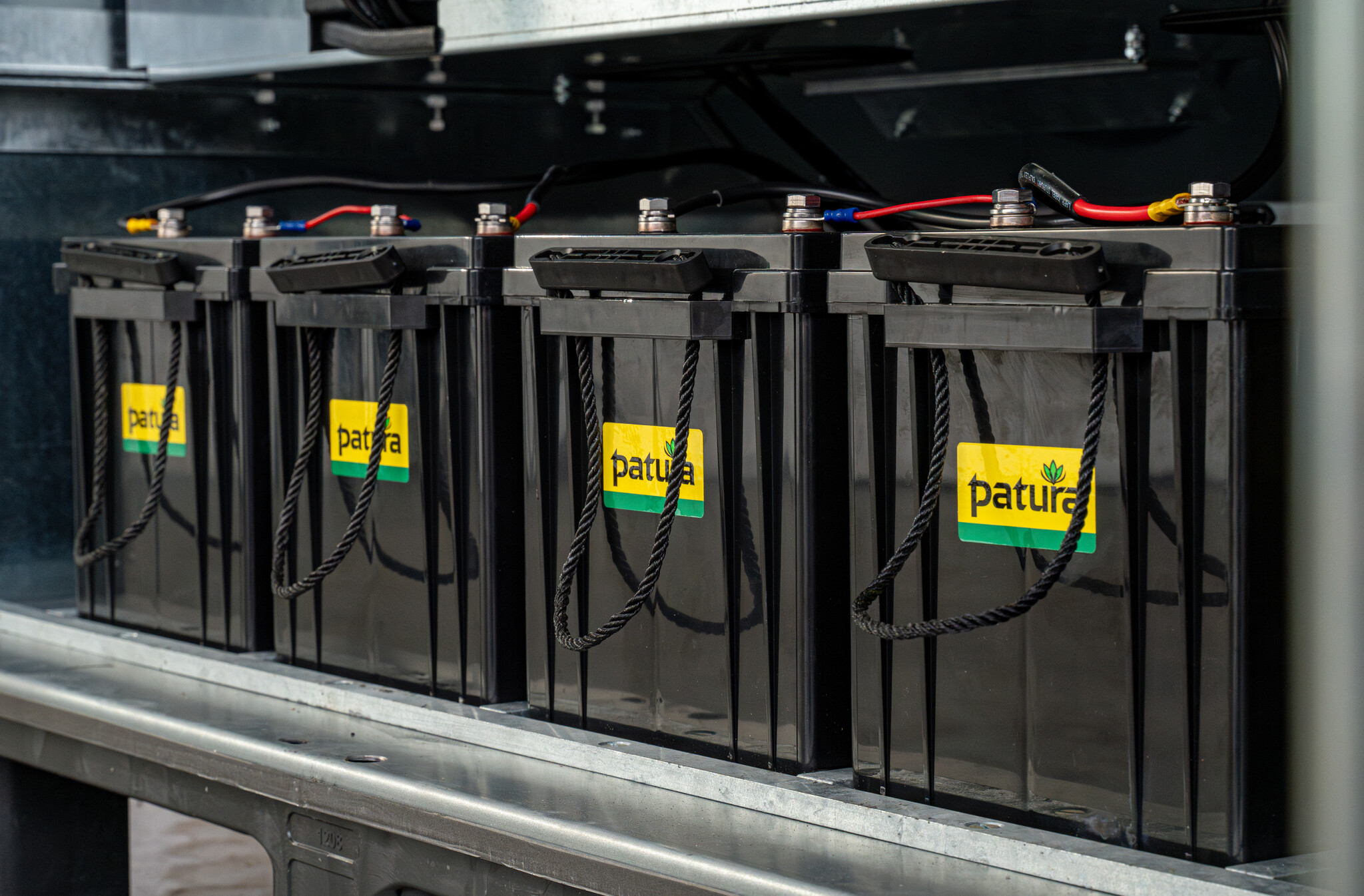 Patura P8000 with Safety Box XXL, Solar Panel 480 W + 4x super glass mat battery 200 Ah