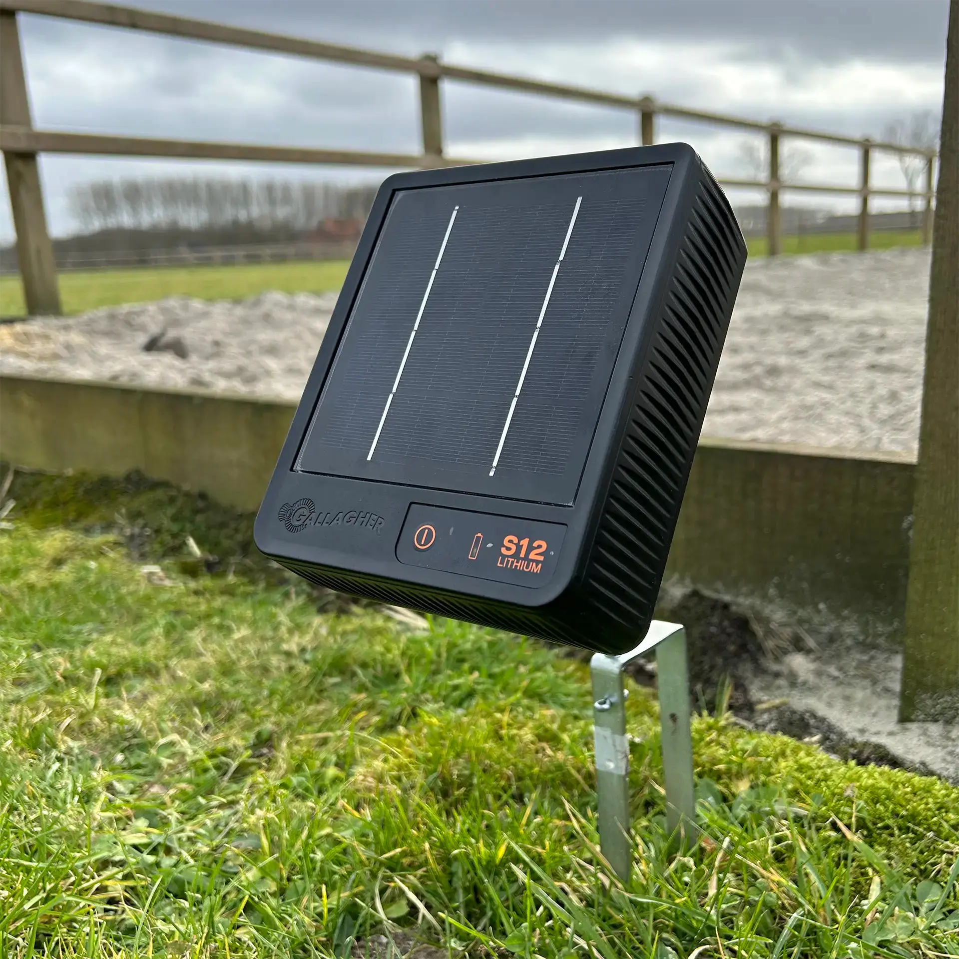 S12li Zonnepaneel schrikdraadapparaat incl. accu (0,12J - Solar) met gratis stander