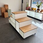 Little Green Stories Etalagedisplay op wielen met stop - 2 delen