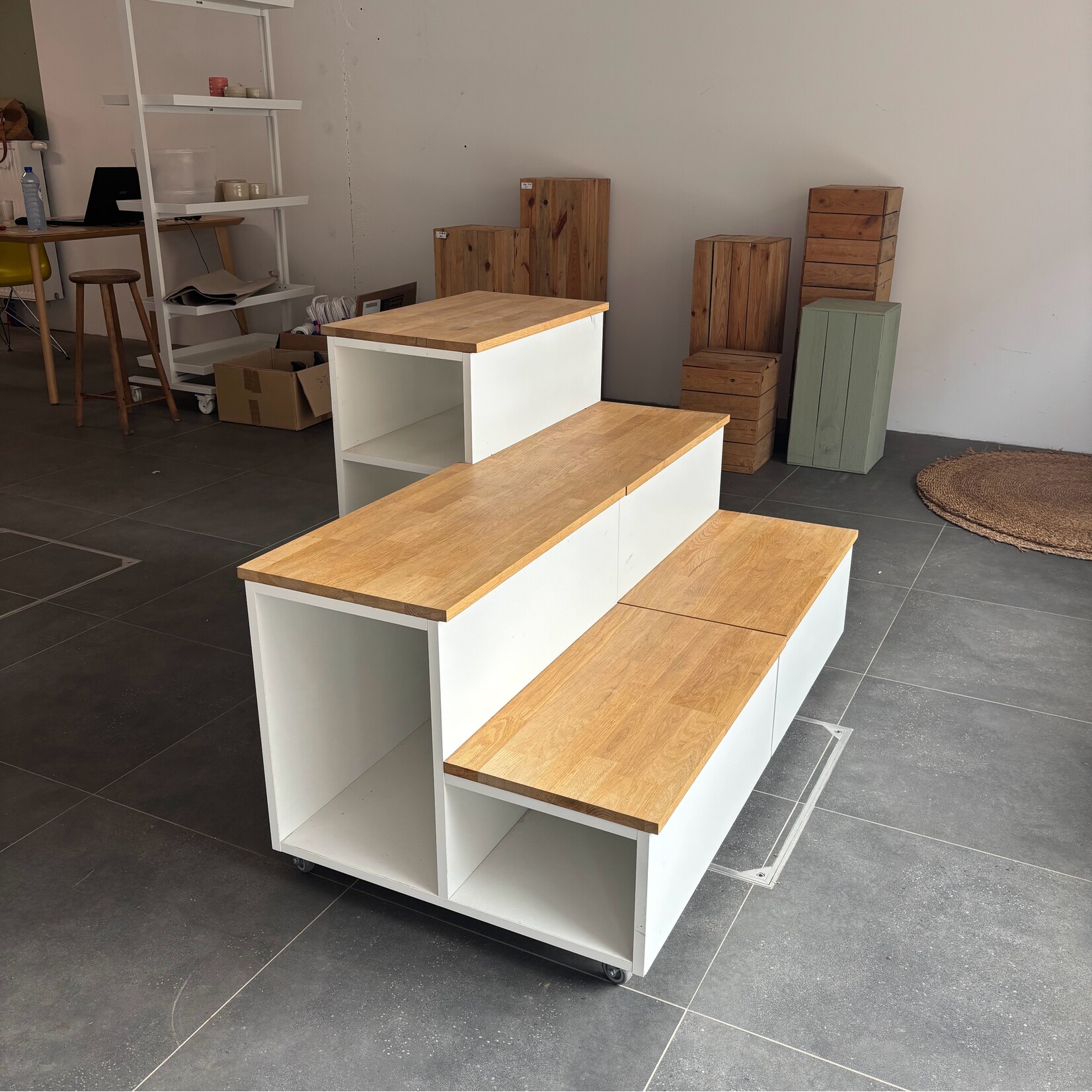 Little Green Stories Rieten Etalagedisplay op wielen met stop - 2 delen- Copy