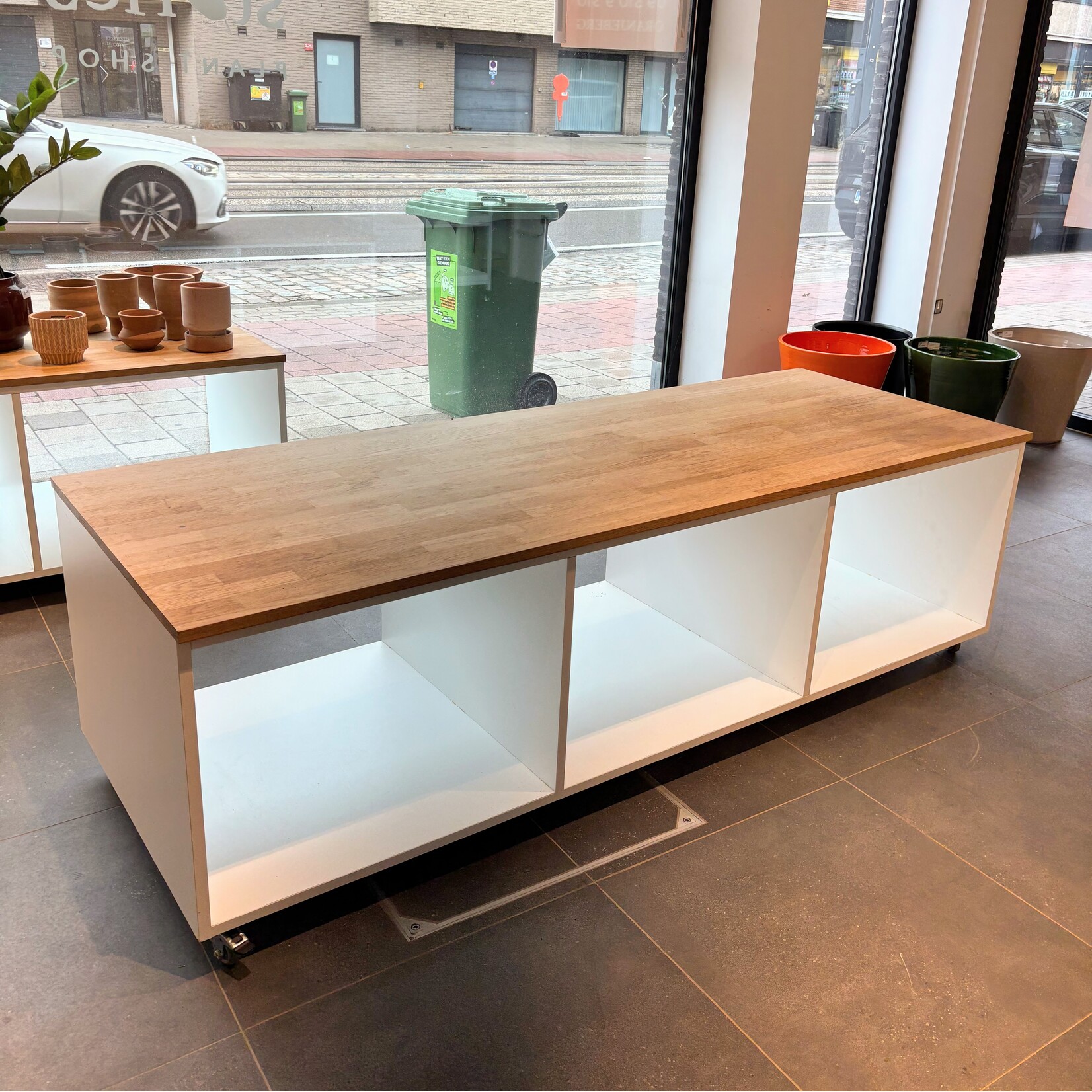 Little Green Stories Etalagedisplay op wielen met stop