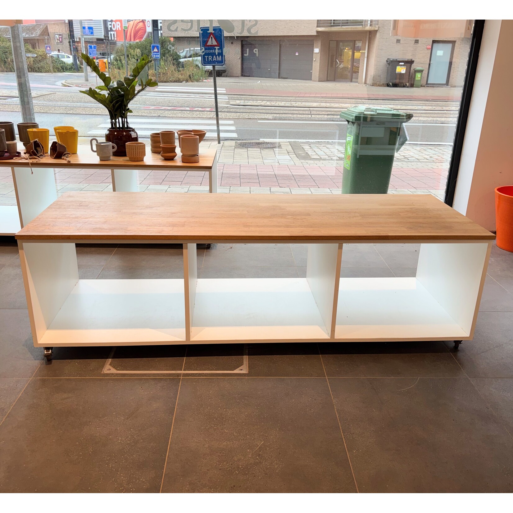 Little Green Stories Etalagedisplay op wielen met stop