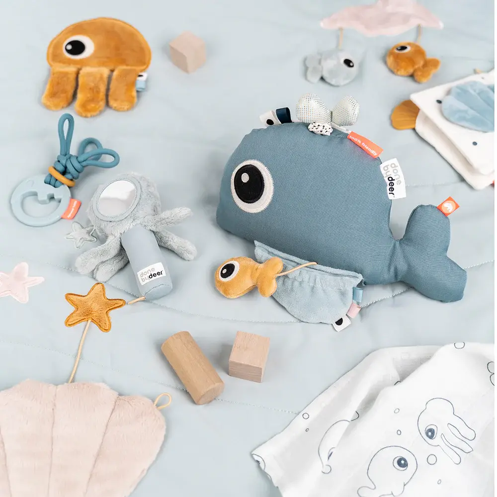 Done by Deer Rammelaar en Activiteitenknuffel Spiegel Jelly Blue